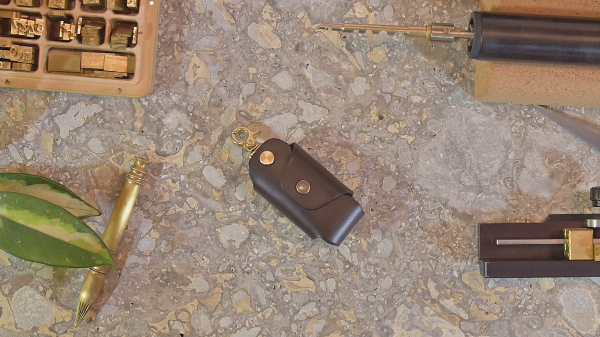 Video demonstrating the Nitmoi Leather Key Holder with brass clip, handmade from Italian Leather in the Netherlands